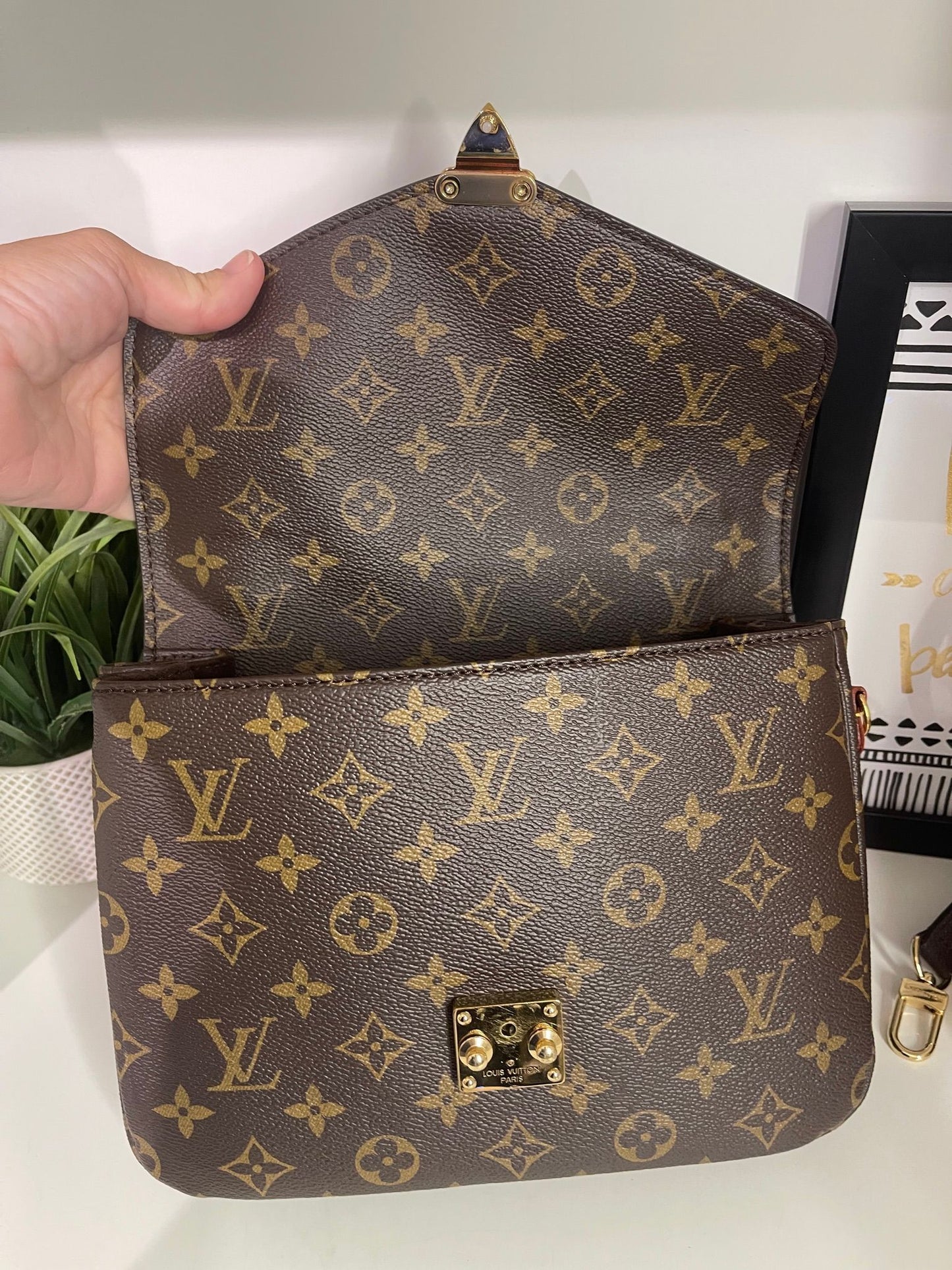 123. Louis Vuitton Monogram Pouchette Metis