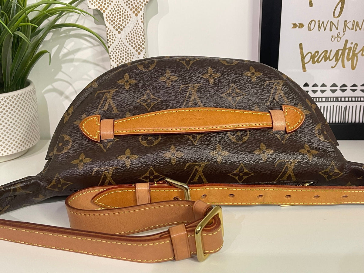 98. Louis Vuitton Monogram Bumbag