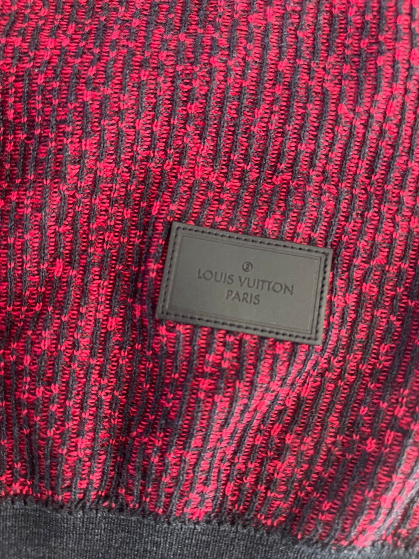 7. Louis Vuitton Hombre Knit Sweater Size Medium