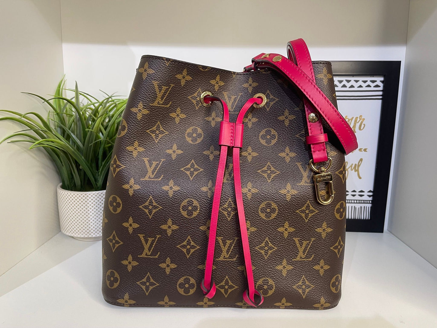 81. Louis Vuitton Monogram NeoNoe (Pink)