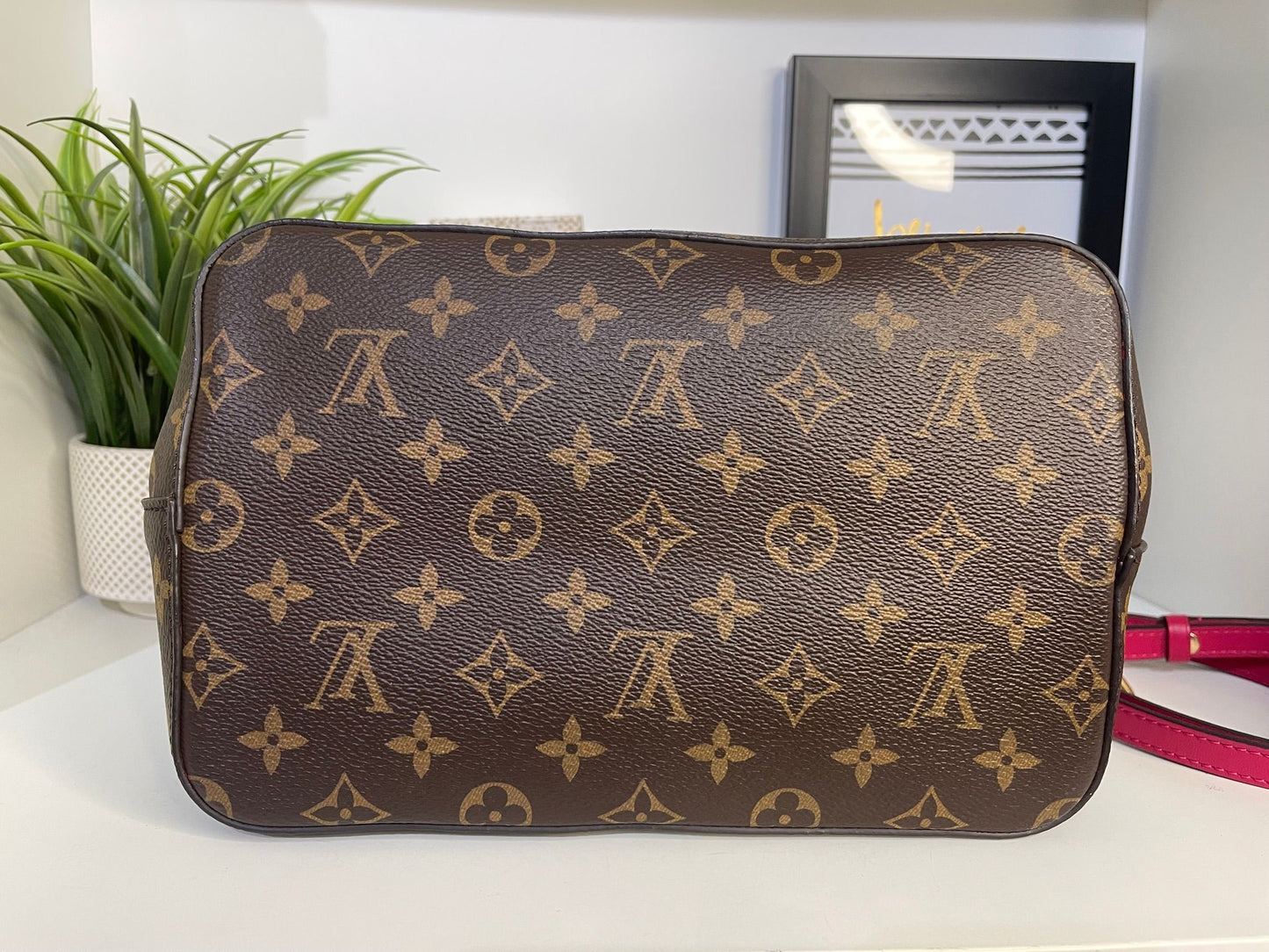 81. Louis Vuitton Monogram NeoNoe (Pink)