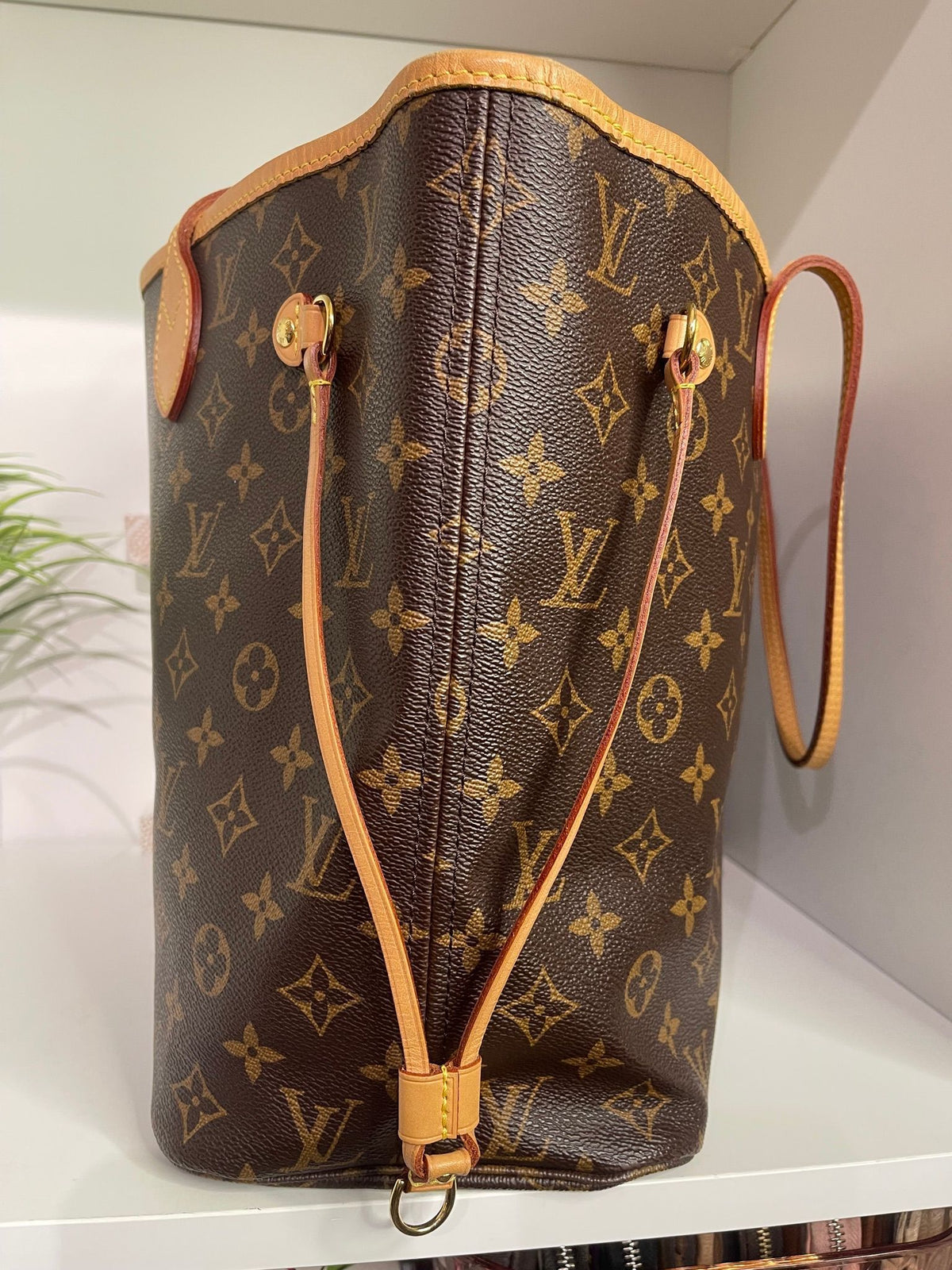 90. Louis Vuitton Monogram Neverfull MM w/ Pouch (Red Interior)