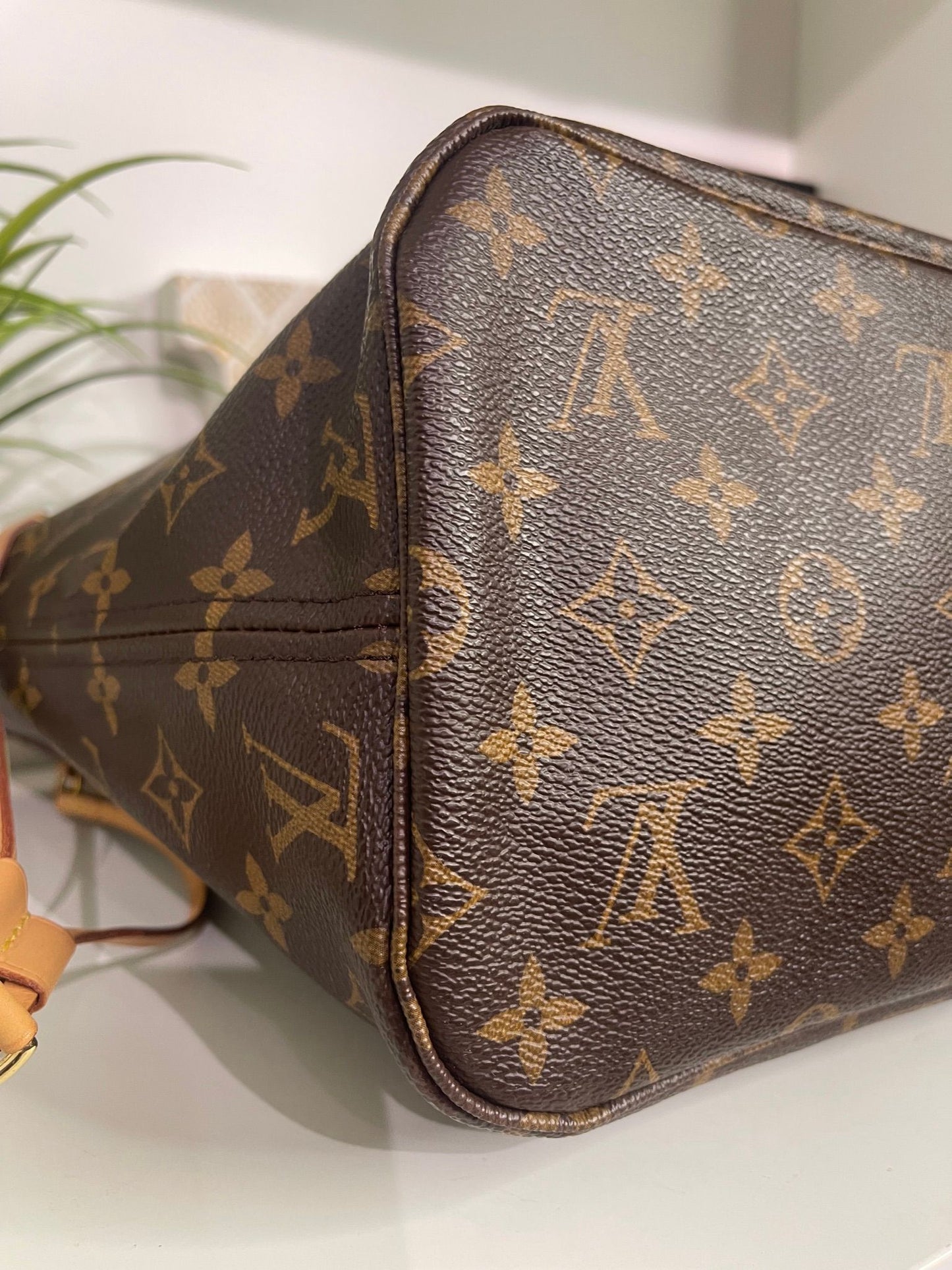 90. Louis Vuitton Monogram Neverfull MM w/ Pouch (Red Interior)