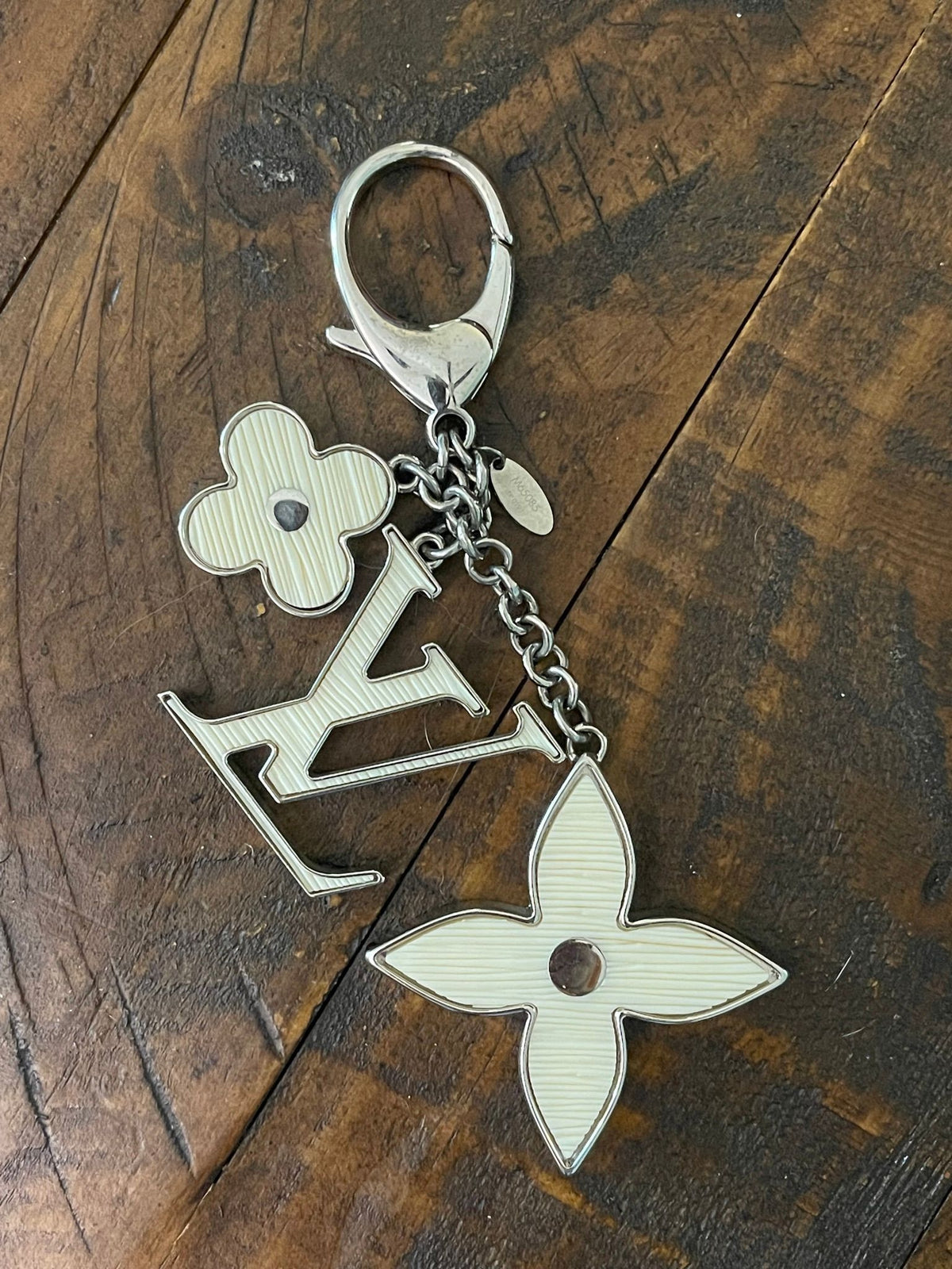 43. Louis Vuitton Ivory Fleur D’Epi Silver Tone Bag Charm