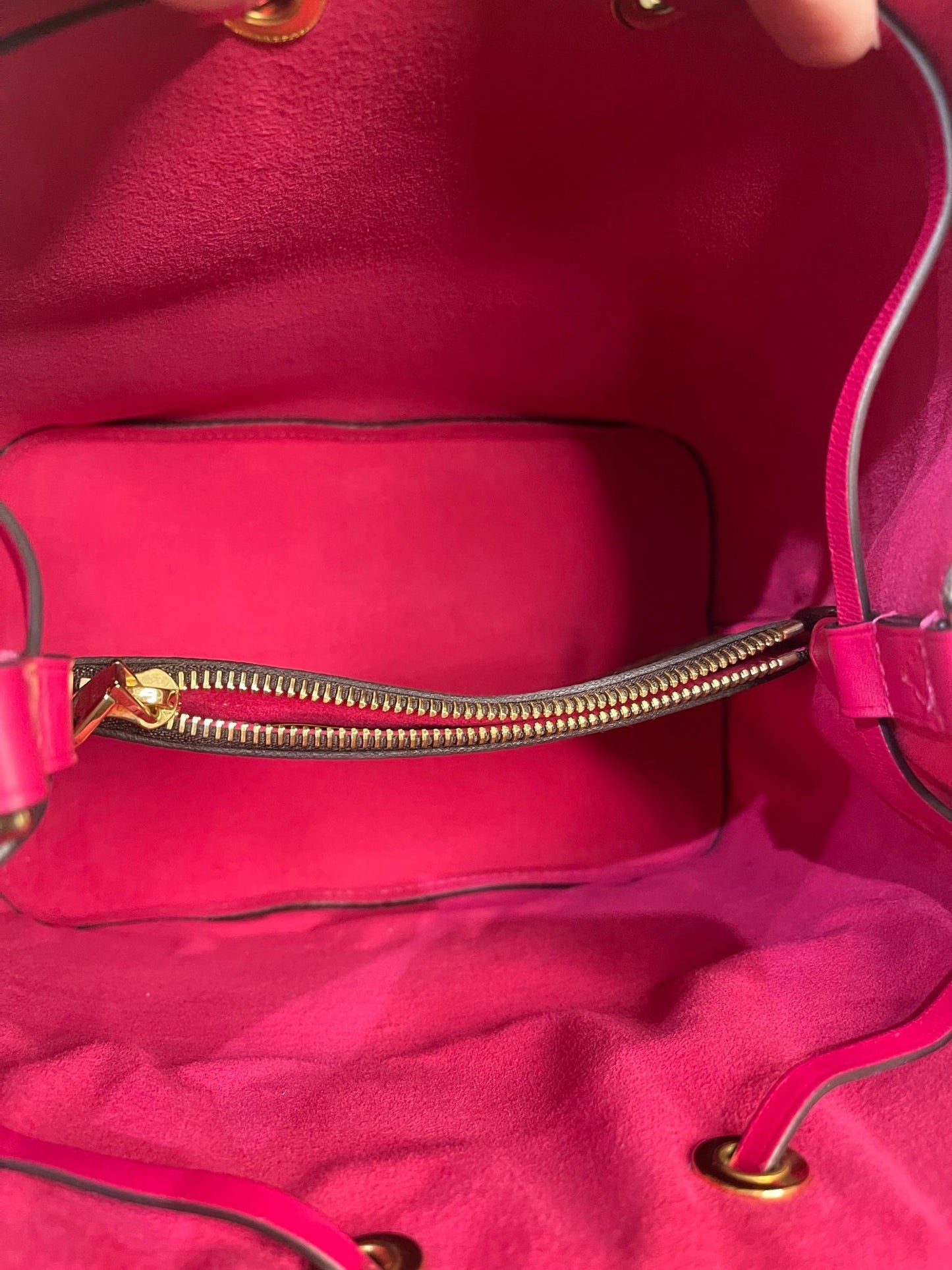 81. Louis Vuitton Monogram NeoNoe (Pink)