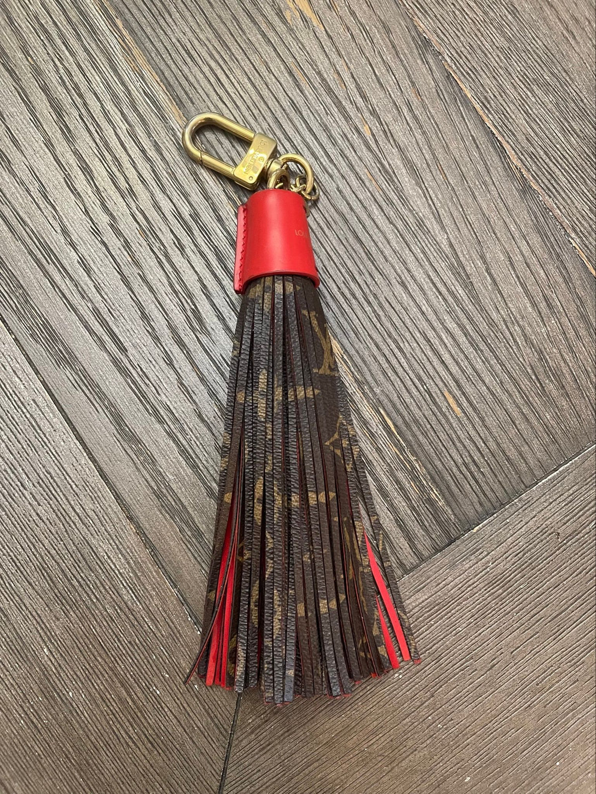 44. Louis Vuitton Tassel Charm Red/Monogram