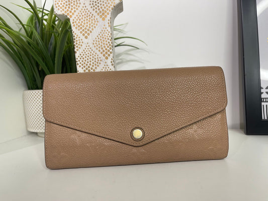 74. Louis Vuitton Nude Empriente Sarah Wallet