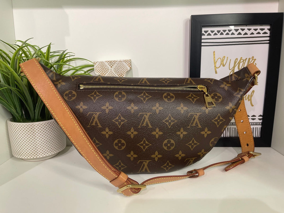 98. Louis Vuitton Monogram Bumbag