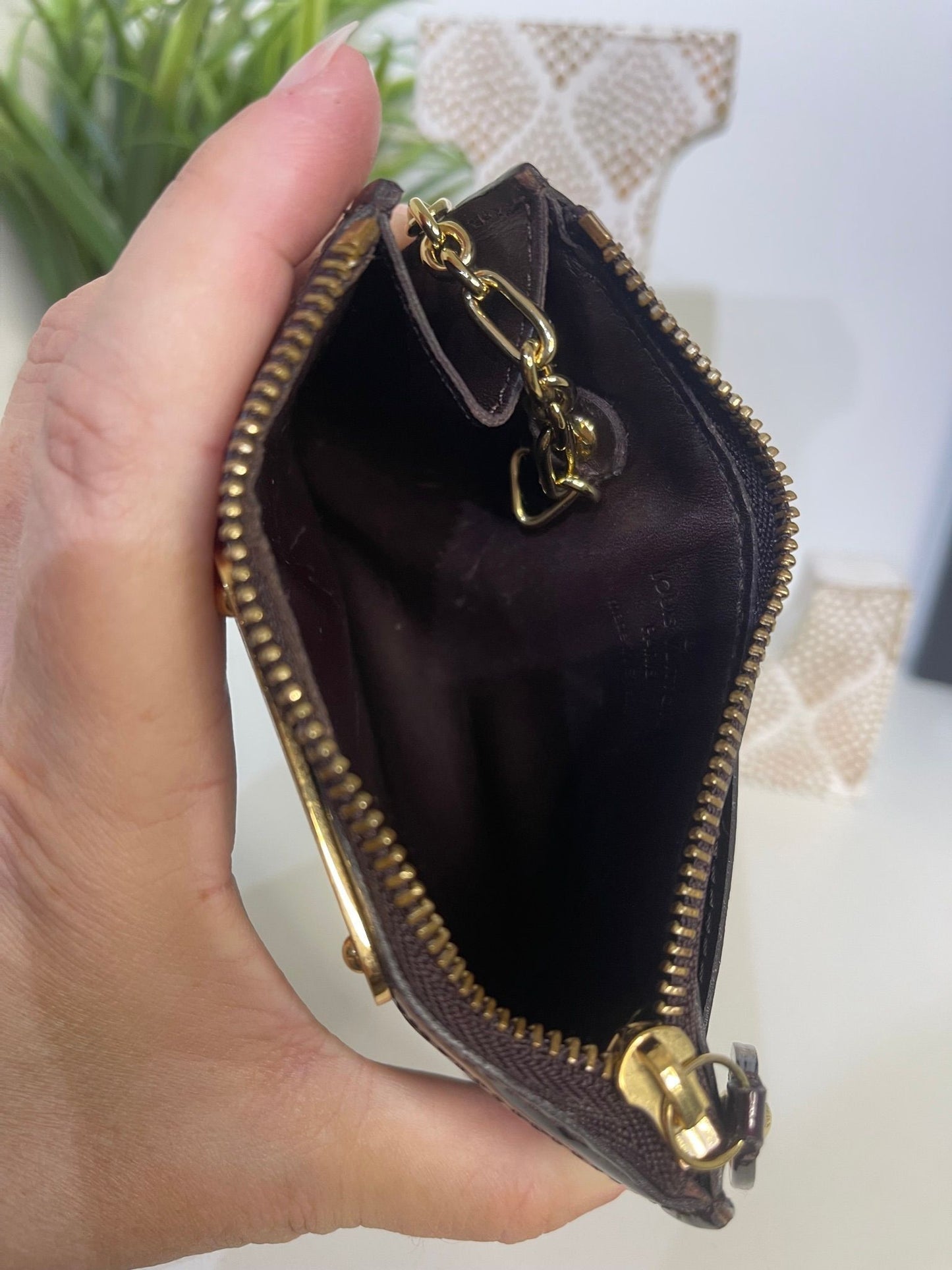 42. Louis Vuitton Amarante Vernis Key Cles