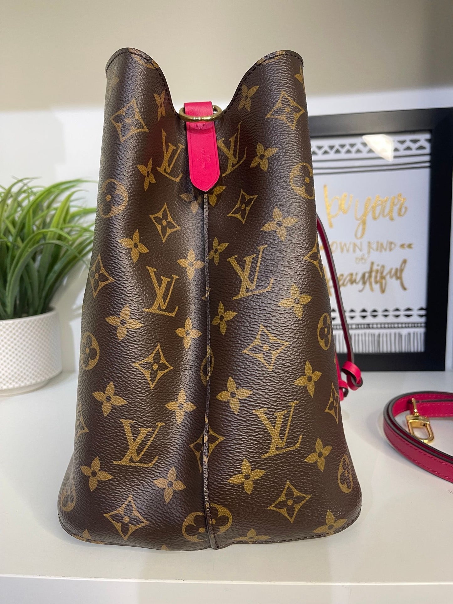 81. Louis Vuitton Monogram NeoNoe (Pink)