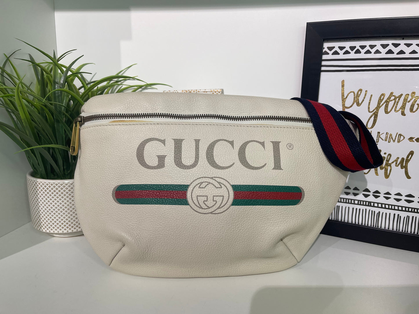 59. Gucci Logo Beltbag