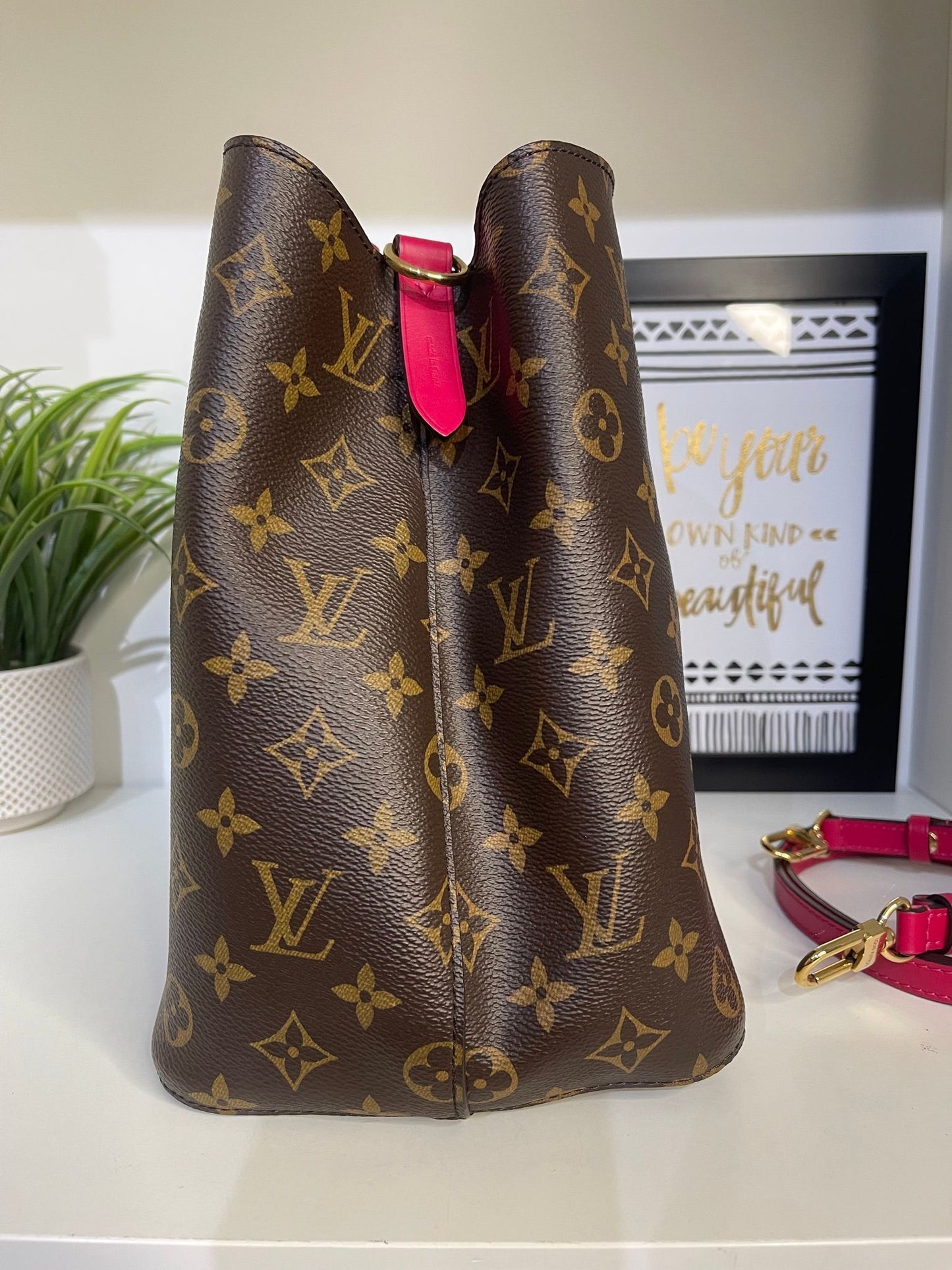 81. Louis Vuitton Monogram NeoNoe (Pink)