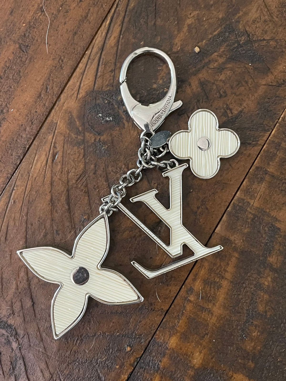 43. Louis Vuitton Ivory Fleur D’Epi Silver Tone Bag Charm