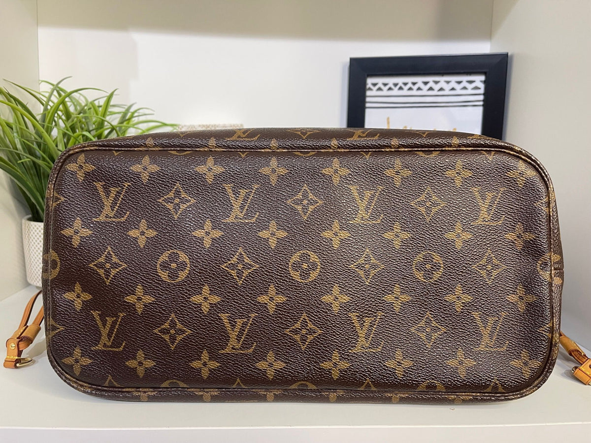 19. Louis Vuitton Monogram Neverfull MM w/ Pouch (Red Interior)