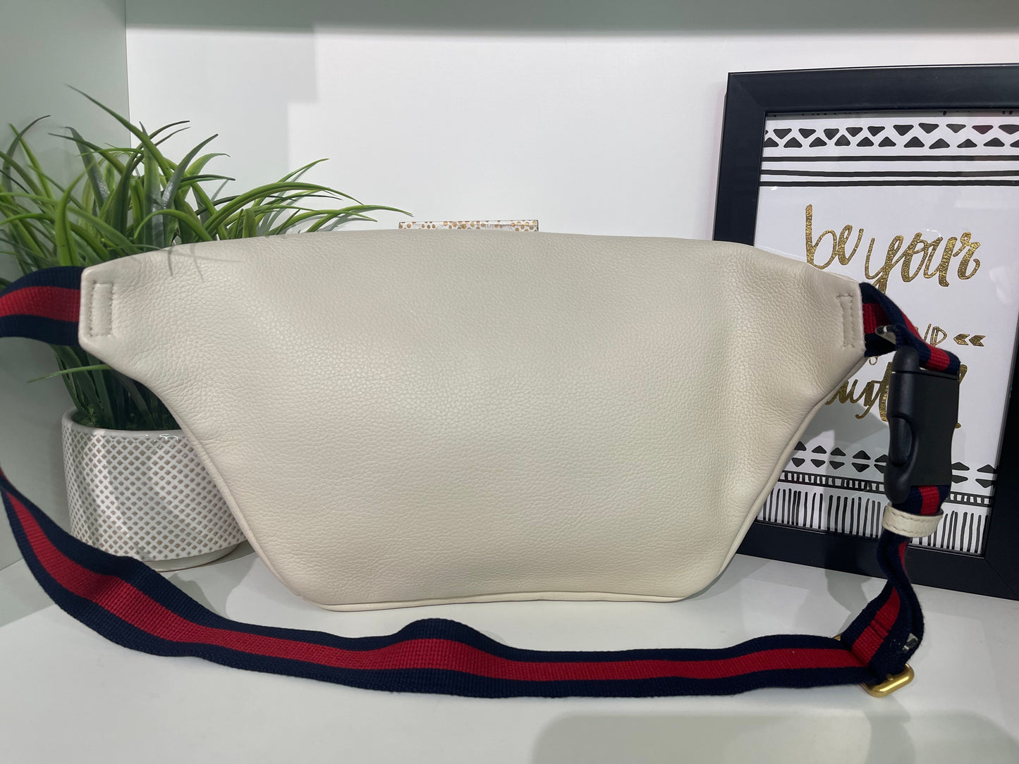 59. Gucci Logo Beltbag